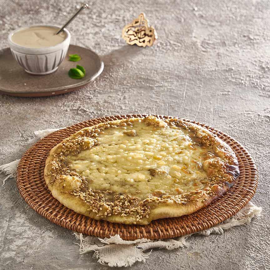 مناقيش زعتر وموزريلا