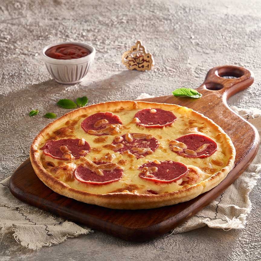 Salami and mozzarella pizza 